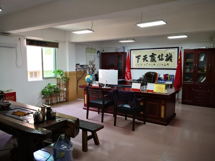 關(guān)于特固-東莞市特固新材料有限公司是一家專(zhuān)業(yè)從事膠水和化學(xué)品研發(fā)，生產(chǎn)，銷(xiāo)售的高新技術(shù)企業(yè)。特固新材膠水廠(chǎng)家自2013年成立以來(lái)一直以“聚焦客戶(hù)需求”為核心并致力于成為全球值得信賴(lài)的膠水解決方案供應(yīng)商。      公司目前主要產(chǎn)品有：環(huán)氧樹(shù)脂膠,502膠,UV膠,硅膠,導(dǎo)熱硅脂,散熱硅脂,堵漏修補(bǔ)片,膠水,高溫膠水,金屬膠水,玻璃膠水,玻璃金屬金屬,膠水處理劑,ab膠,厭氧膠,螺絲膠,螺紋膠,補(bǔ)鞋膠膠水,塑料膠水,膠水解膠劑,滴膠,河流桌滴膠,水晶滴膠,透明滴膠,耐黃變環(huán)氧ab膠,低白化502膠水,電子膠水等。